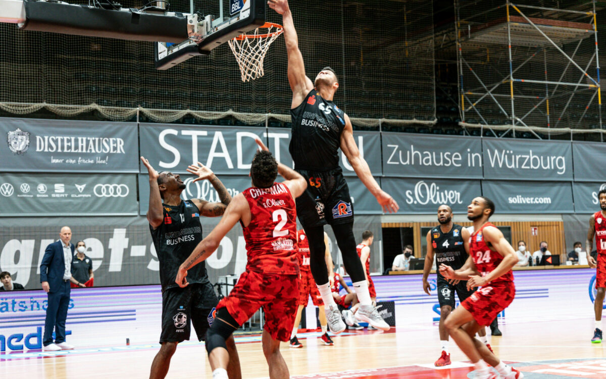 Filip Stanic als Chemnitzer im Duell mit s.Oliver Würzburg Filip Stanic als Chemnitzer im Duell mit s.Oliver Würzburg